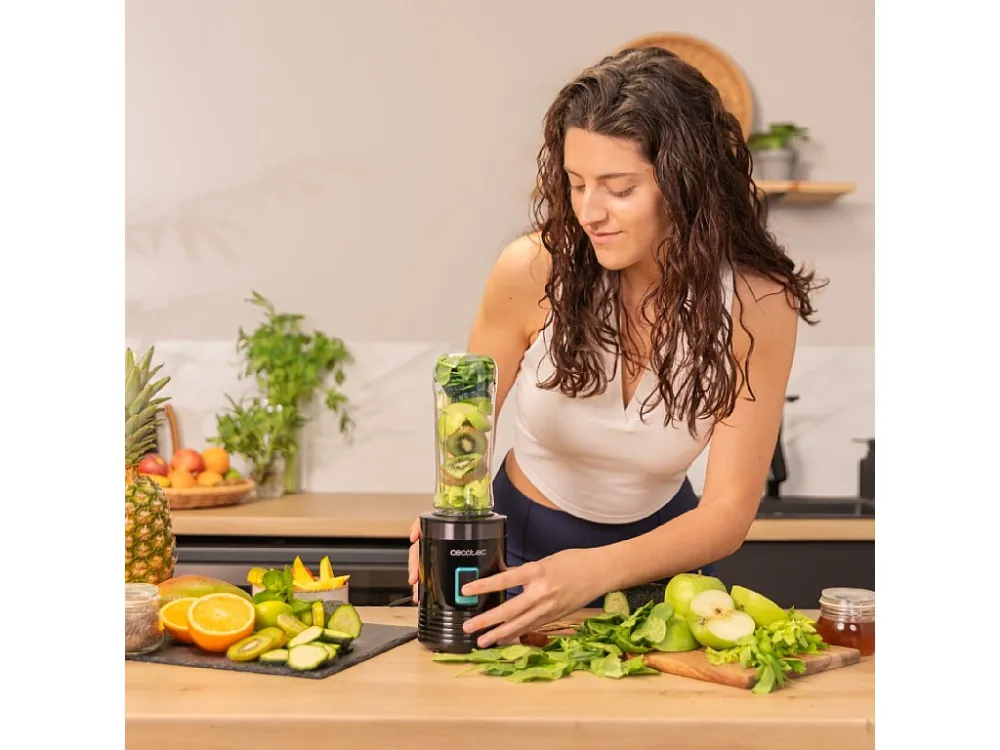 Cecotec Frullatore per smoothies con recipiente portatile, 4 lame con rivestimento titanio nero da 350 W.