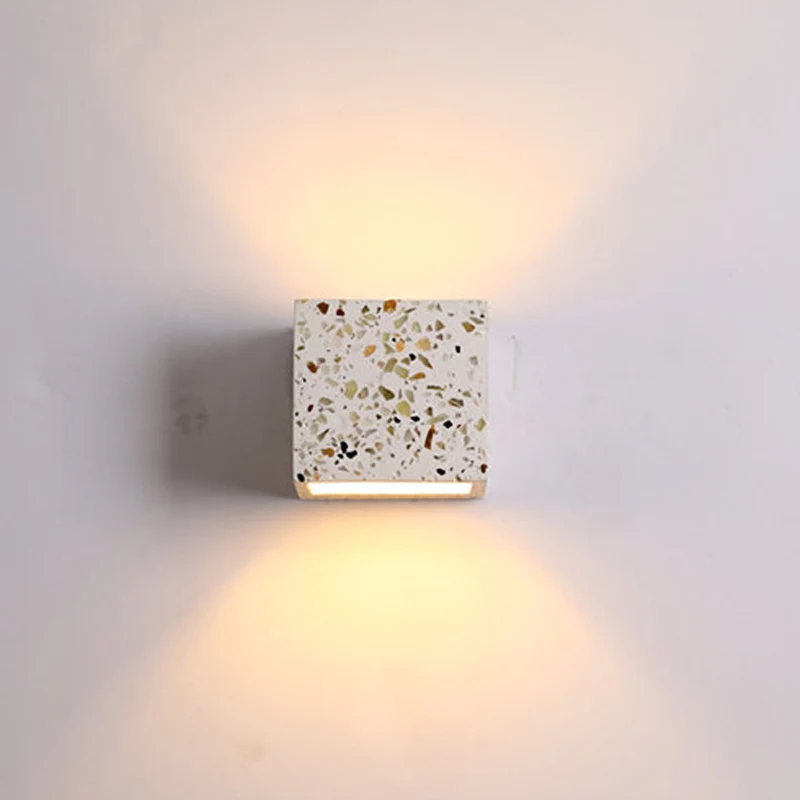 Sconce da parete stile nordico cubico su giù terrazzo, con 1 lampadina, per montaggio parete per hotel, rosso/bianco/blu