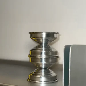 Candeliere grande metallo lucido dal design scultoreo
