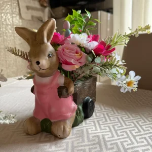 Centrotavola con coniglietta e fiori artificiali