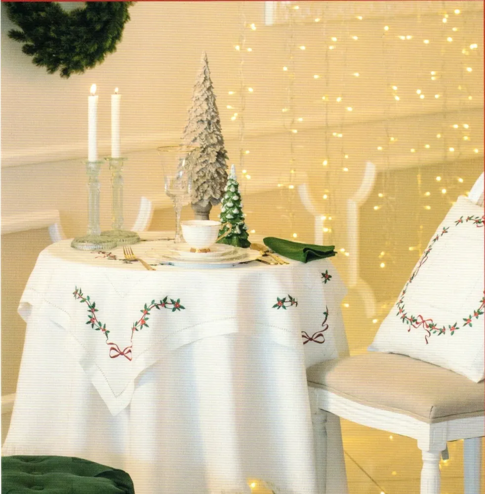 Centrotavola Ricamato Natalizio con giro di punto giorno Christmas Edition