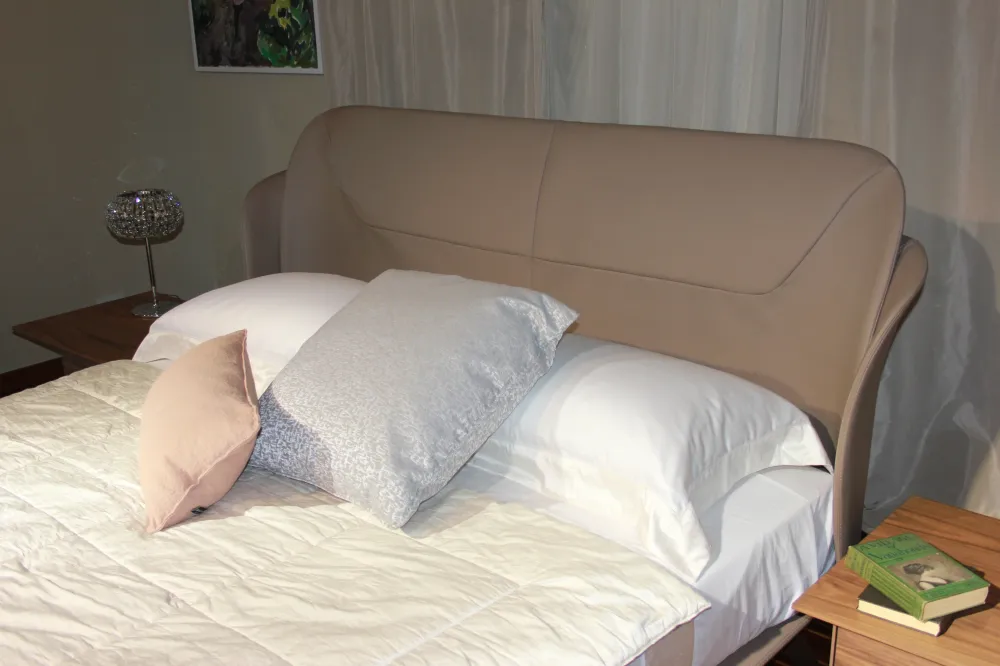 Ermes Letto Matrimoniale Moderno Pelle dal Carattere Importante con Testata e giroletto pelle