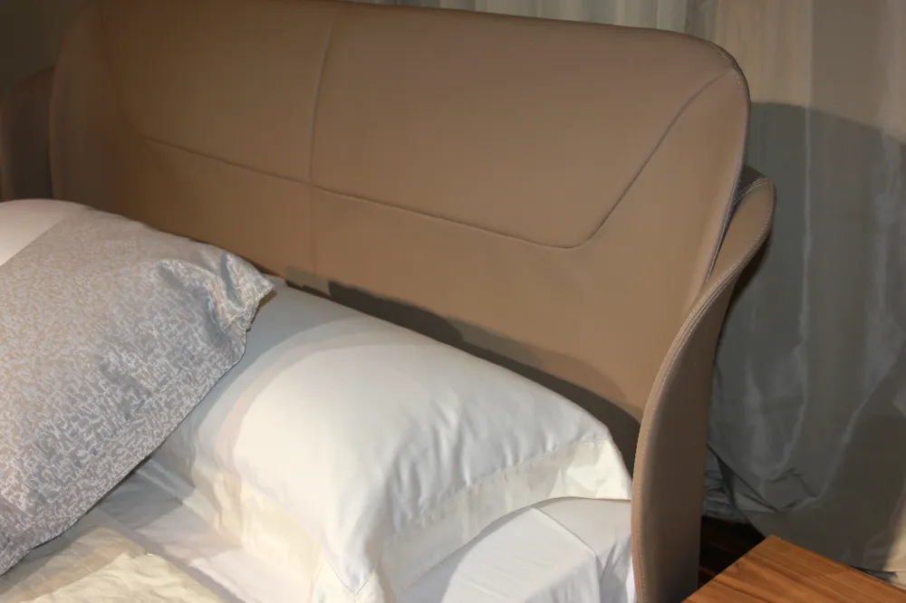 Ermes Letto Matrimoniale Moderno Pelle dal Carattere Importante con Testata e giroletto pelle