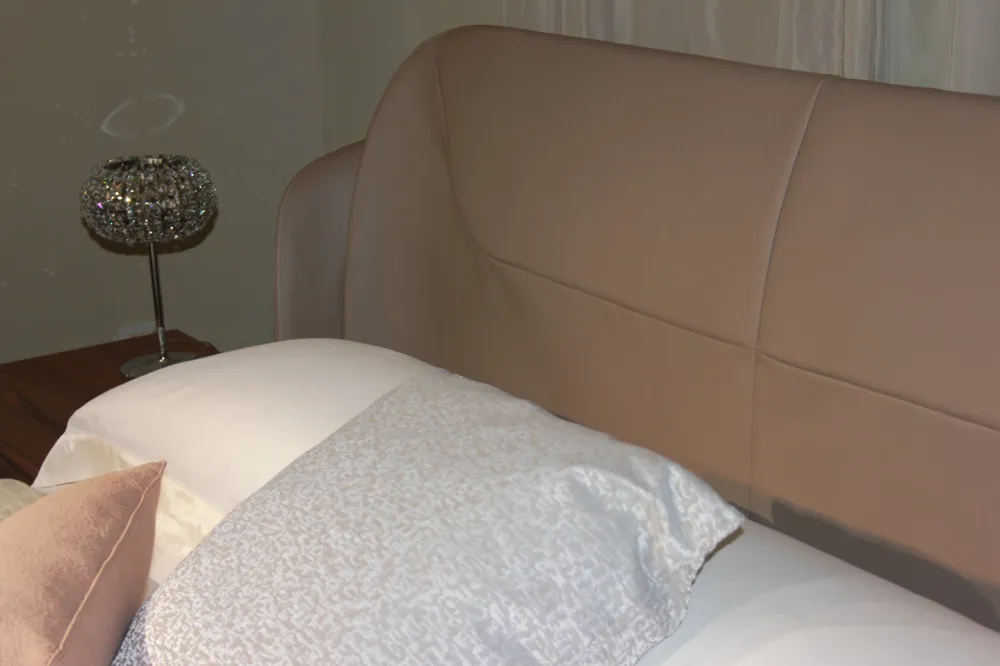 Ermes Letto Matrimoniale Moderno Pelle dal Carattere Importante con Testata e giroletto pelle