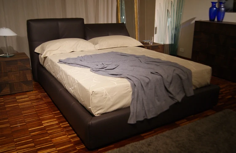 Letto matrimoniale "Jenny" Ebano Falegnameria 1946 prezzo scontato