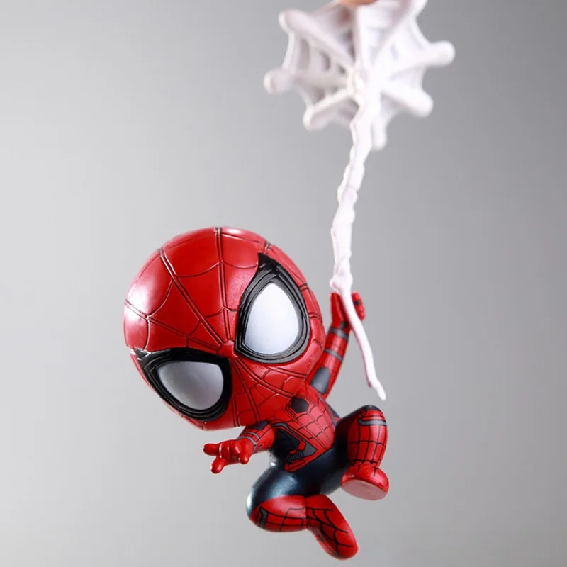 Piccola statuetta di Spider-Man che tesse una ragnatela