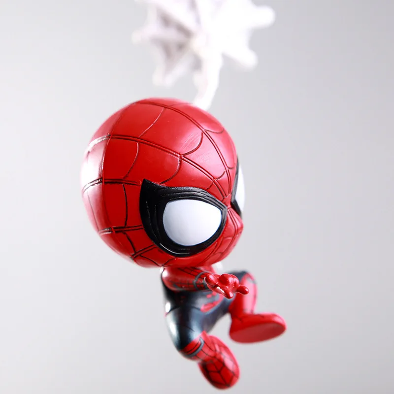 Piccola statuetta di Spider-Man che tesse una ragnatela