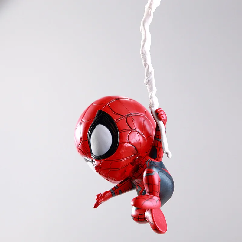 Piccola statuetta di Spider-Man che tesse una ragnatela