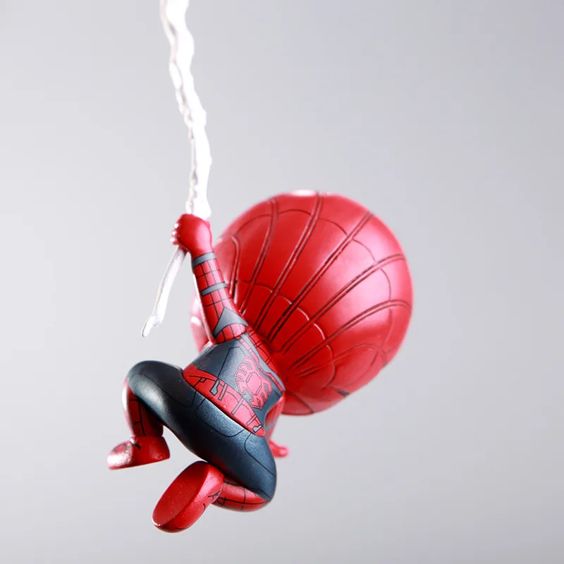 Piccola statuetta di Spider-Man che tesse una ragnatela