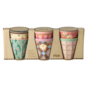 Set di bicchieri dallo stile vintage e floreale.