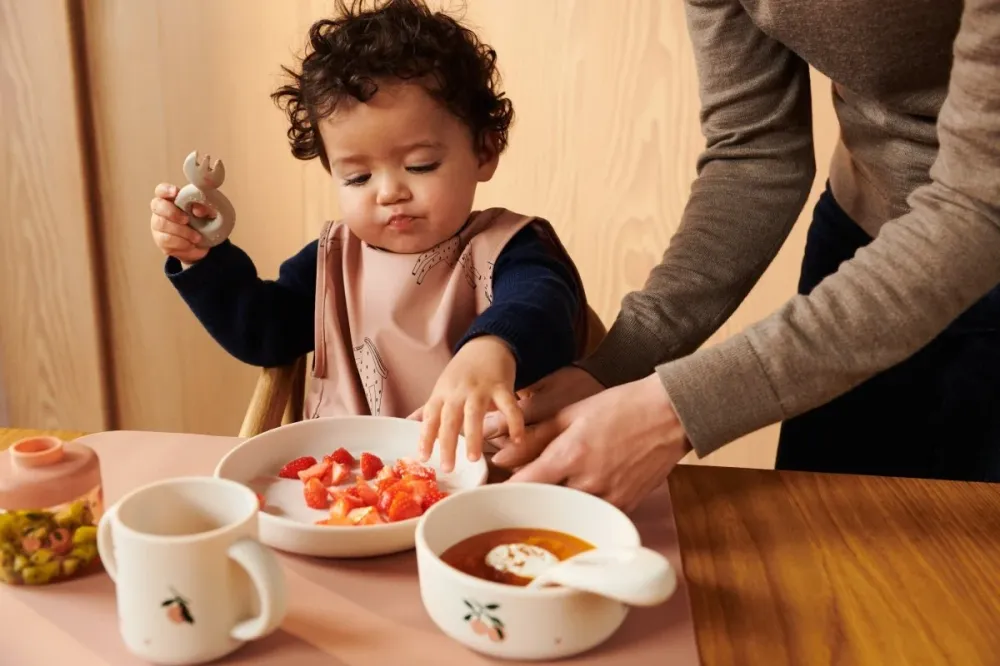 Set di stoviglie per bambini Liewood Vivi Peach/ Sea Shell
