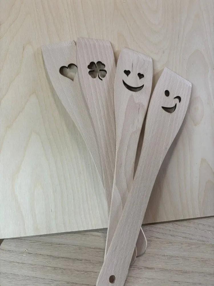 Set Utensili da Cucina Legno con Intagli Decorativi – AVcreation