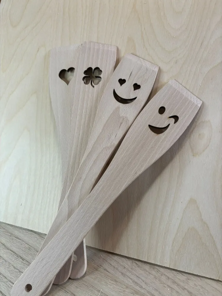 Set Utensili da Cucina Legno con Intagli Decorativi – AVcreation