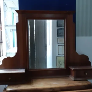Specchiera sopra comò