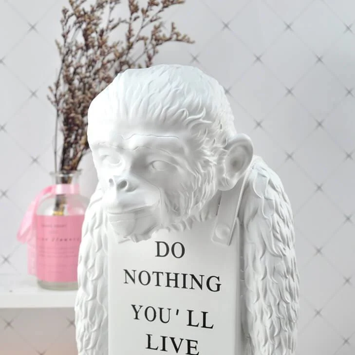 Statua del gorilla Scimmia Brandalista di Banksy 36 cm