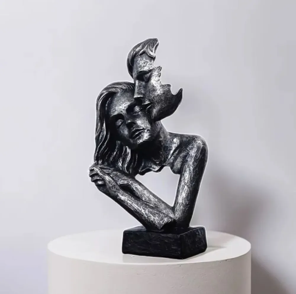 Statua di design coppia abbracciata 29 cm