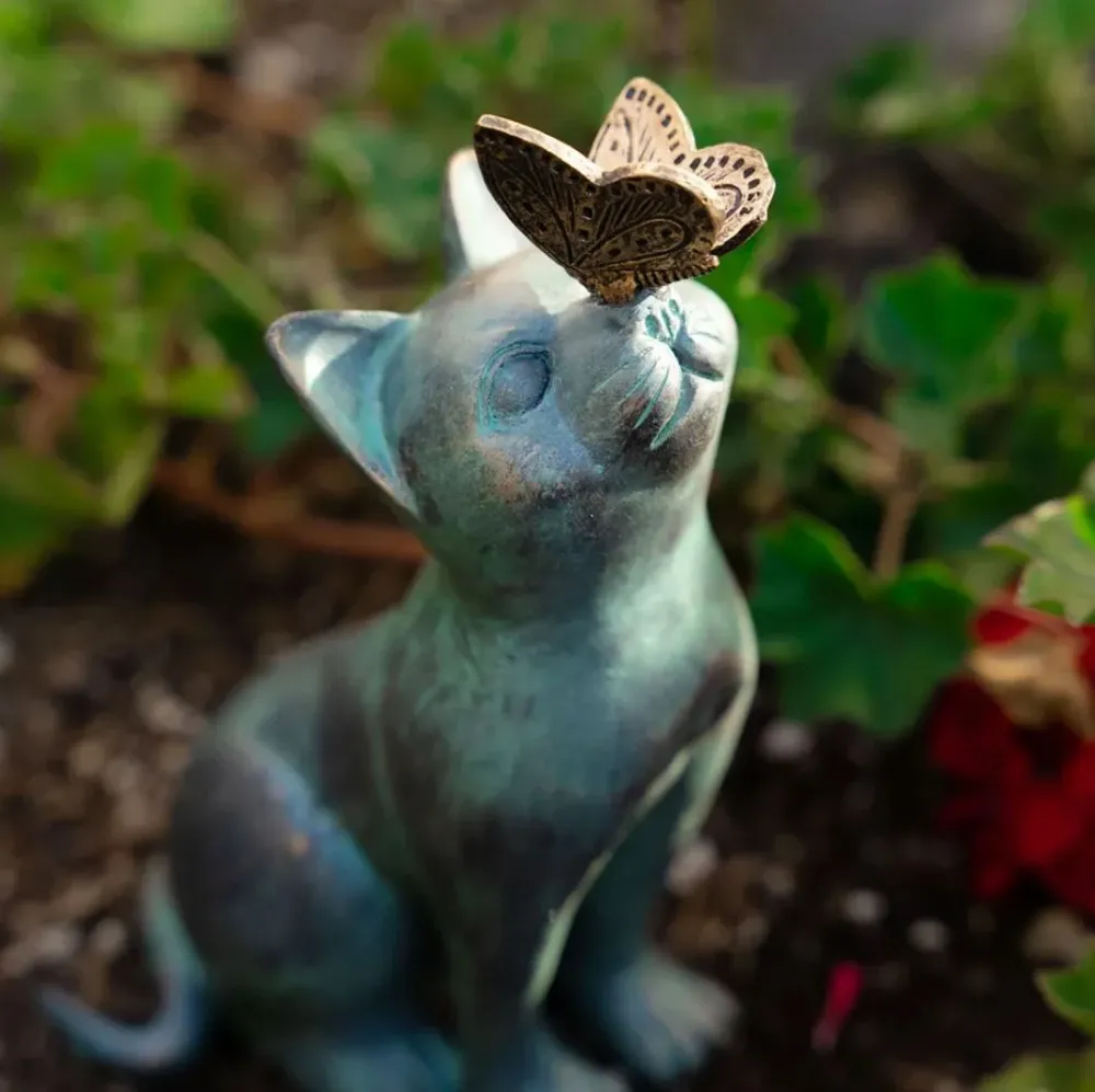 Statua di gatto da esterno con farfalla 20 cm