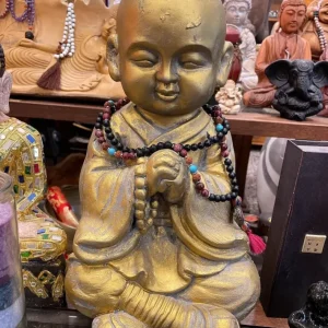 Statua gesso Monaco Buddhista con mala tibetano mano