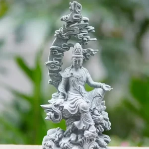 Statua resina Quan Yin seduta con decorazione alle spalle