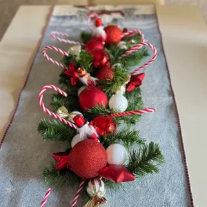 Tralcio centrotavola bianco e rosso con schiaccianoci e candycane