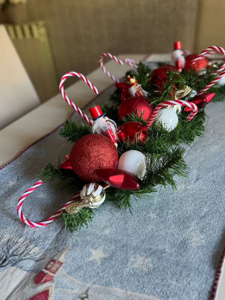Tralcio centrotavola bianco e rosso con schiaccianoci e candycane
