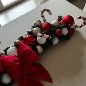 Tralcio centrotavola decorato con palline oro champagne, bianche e rosse