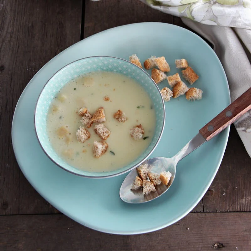 Zuppa di pollo iperproteica e crostini