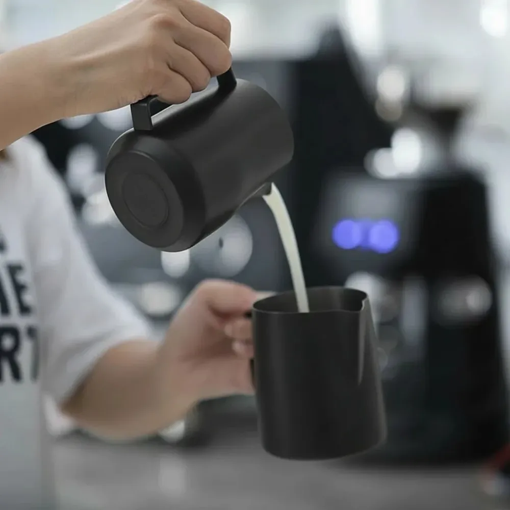 CREMAFLOW – Caraffa acciaio inox per schiuma di latte uniforme Cozey Maison