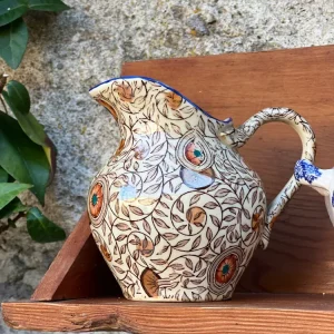 Lattiera ceramica decorata con motivo floreale