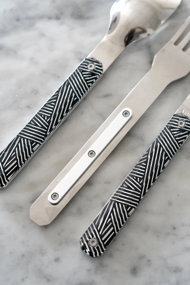 Posate da asporto con design strisce zig zag bianco e nero