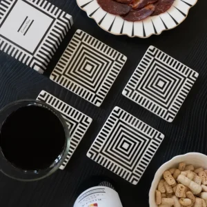 Set 4 sottobicchieri con design bianco e nero