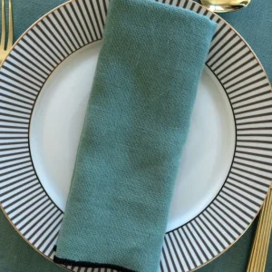 Tovagliolo di lino verde acqua con bordo nero