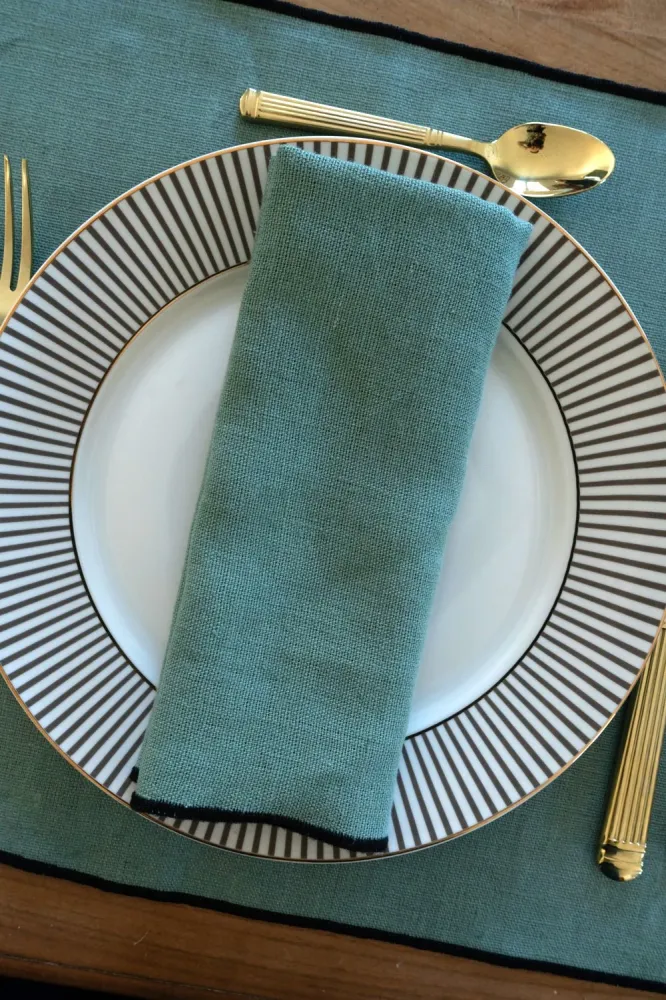 Tovagliolo di lino verde acqua con bordo nero