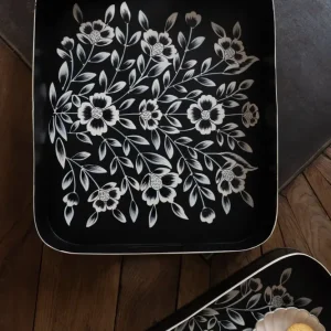 Vassoio rettangolare nero con fiori bianchi dipinti