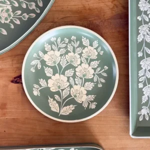 Vassoio Rotondo Verde con Fiori Bianchi Dipinti Mano