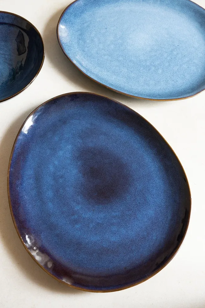 Piatto gres con bordo blu invecchiato