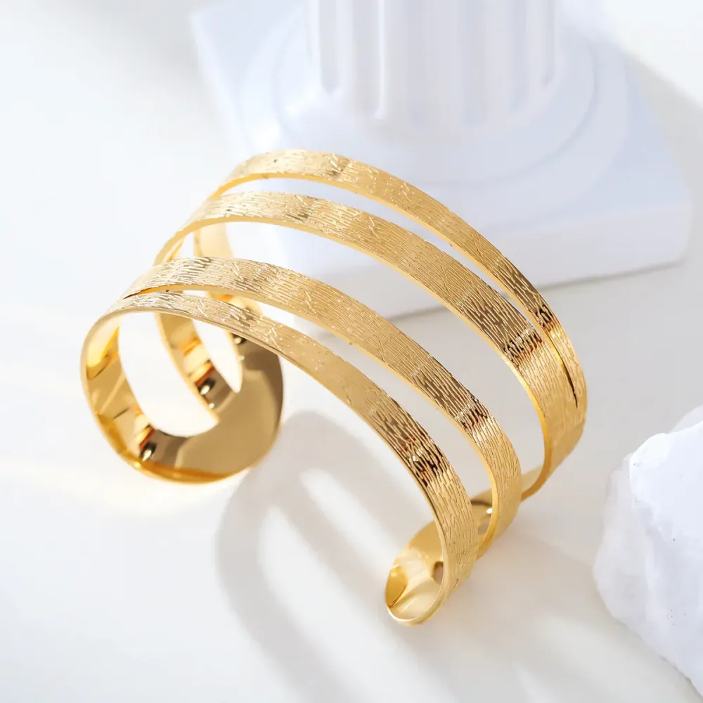 Bracelet manchette en acier inoxydable doré / "Finition griffé" /Ajustable