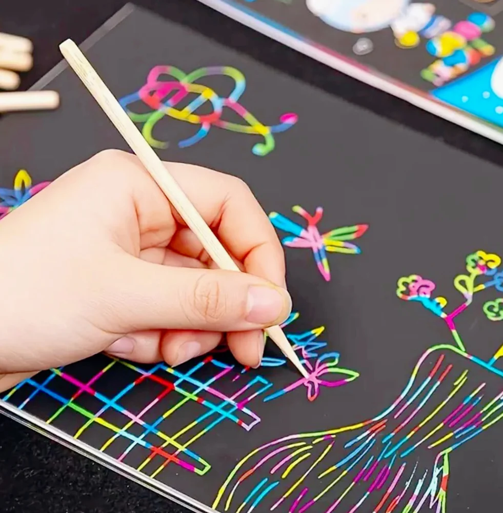 50 Fogli Neri da Grattare Multicolore A4 con 2 Bastoncini di Legno per Bambini